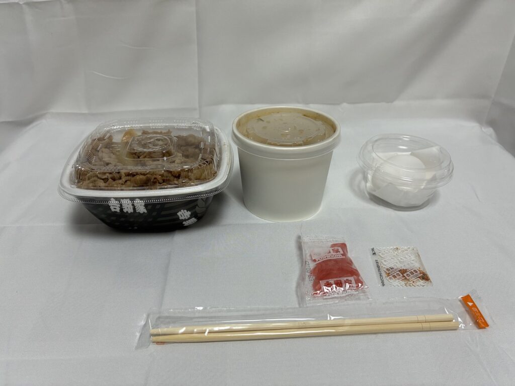 吉野家でテイクアウトした牛丼と冷汁のセット