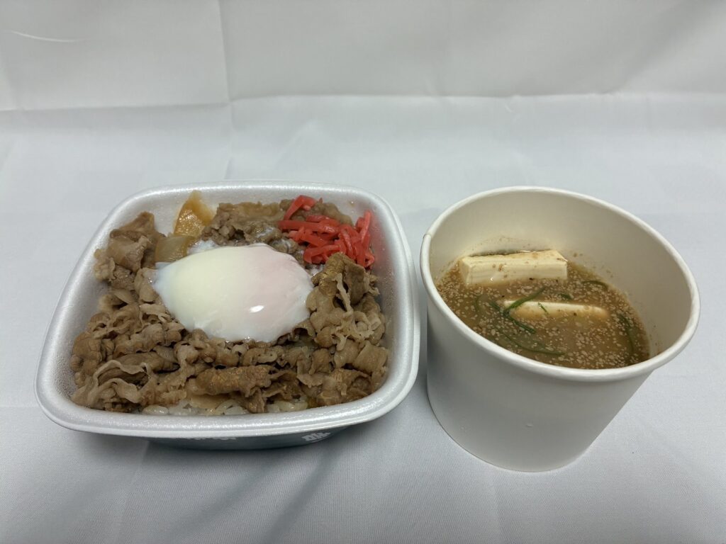 吉野家の牛丼と冷汁を並べたところ