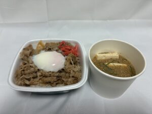吉野家の牛丼と冷汁を並べたところ