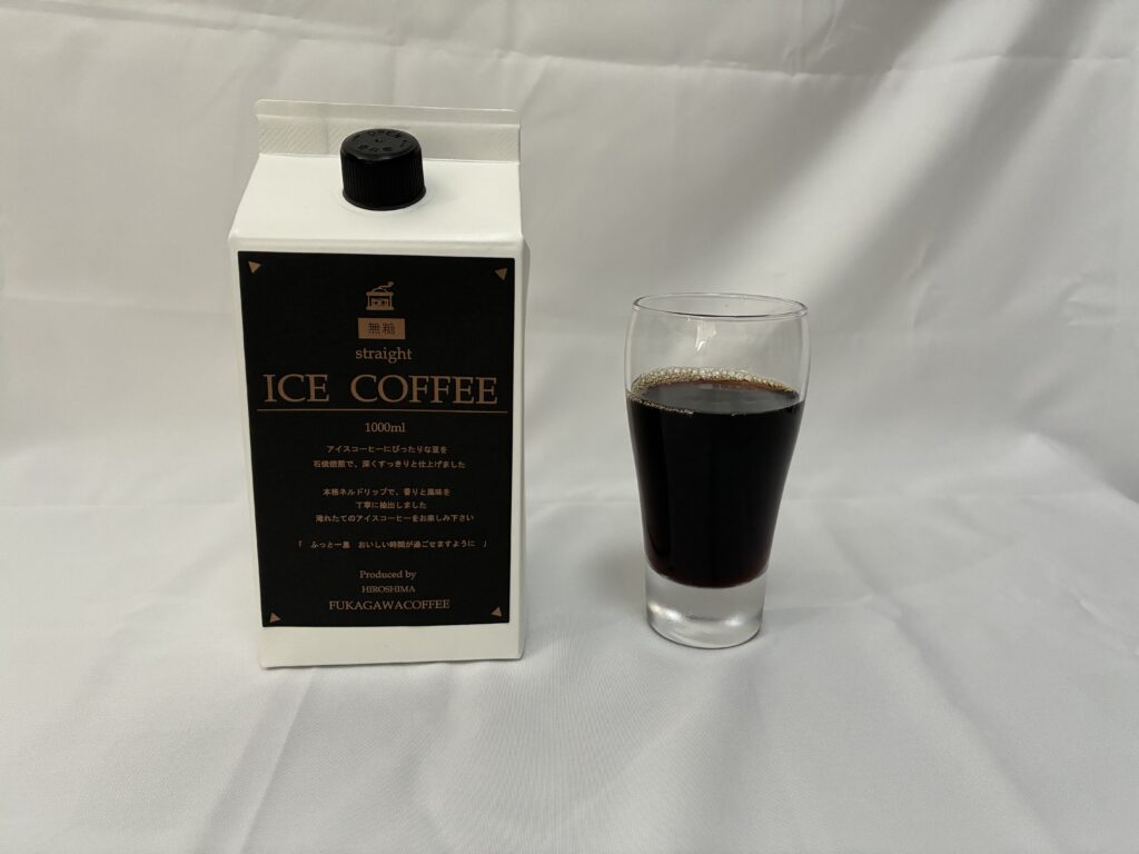 深川珈琲のアイスコーヒーをグラスに注いだ様子