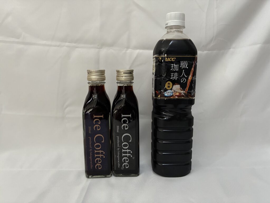 深川珈琲の瓶とUCC職人の珈琲のペットボトルを並べて比較