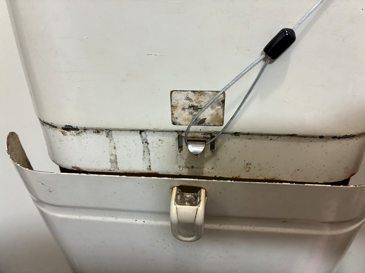 郵便受けの内側の金具にOKIPPAのワイヤーの輪を引っ掛けた状態